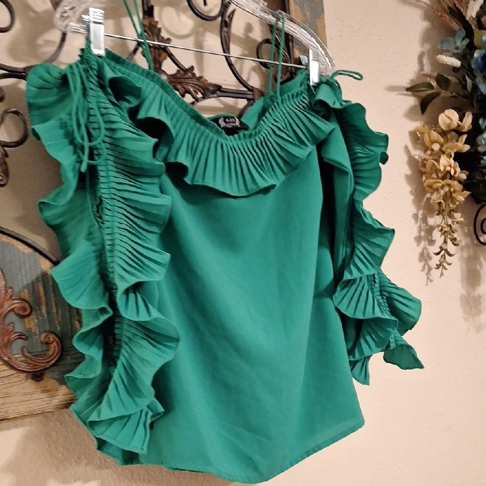 Vibrant Green Ruffled Cold Shoulder Blouse. NWOT Size SMALL - Picture 5 of 9
